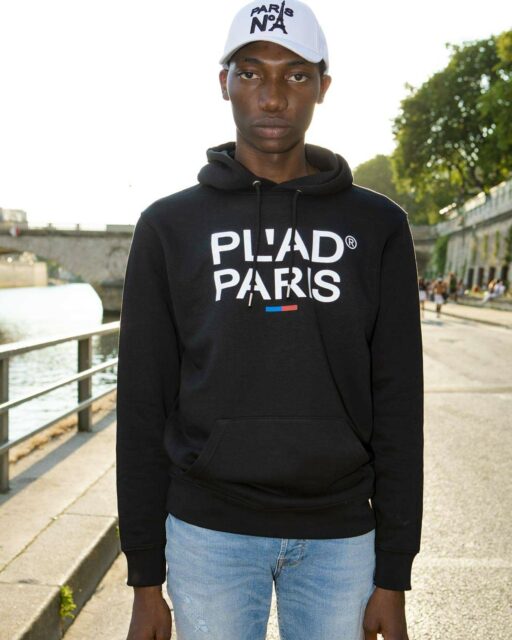 SWEAT À CAPUCHE NOIR IMPRIMÉ FACE PL'AD PARIS LOGOTYPE BLANC